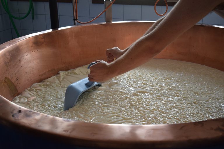 Latte e formaggi, costi schizzati in alto del 30%
