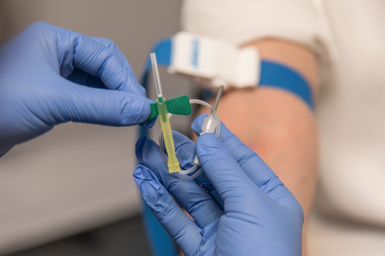 Studenti costretti a donare il sangue per i feriti russi