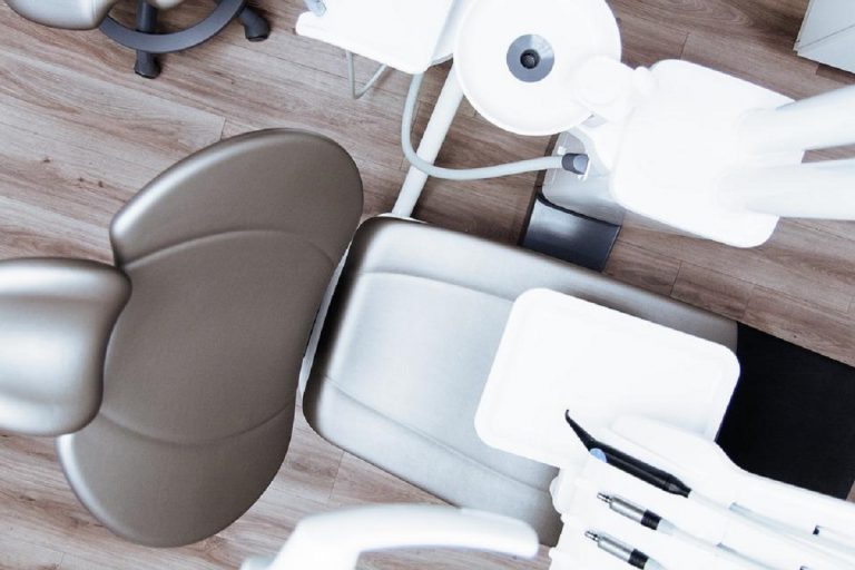 Padova, donna ingoia il cacciavite durante un intervento di implantologia: dentista a processo