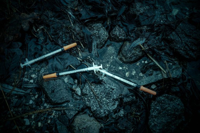 Si inietta nel pene cocaina tagliata con un infiammatorio