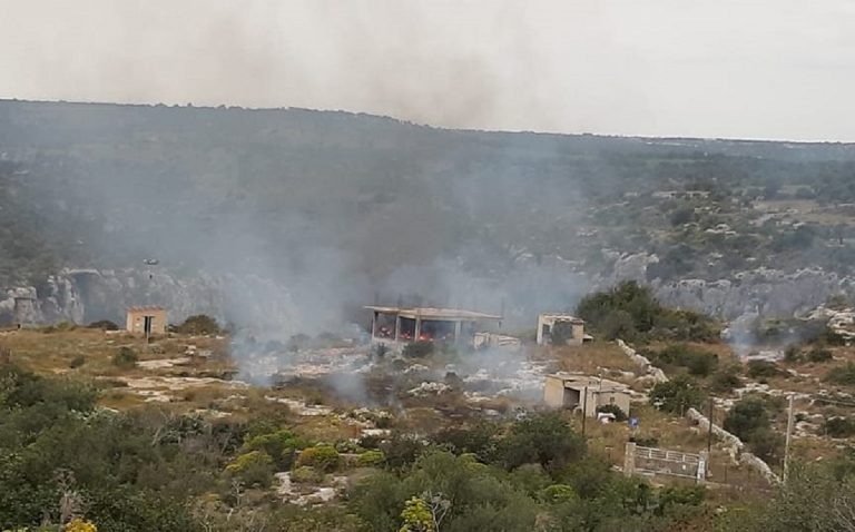 Il deposito in fiamme ad Ispica