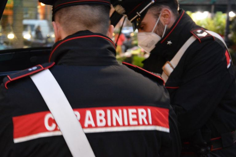 figlio aggredisce genitori