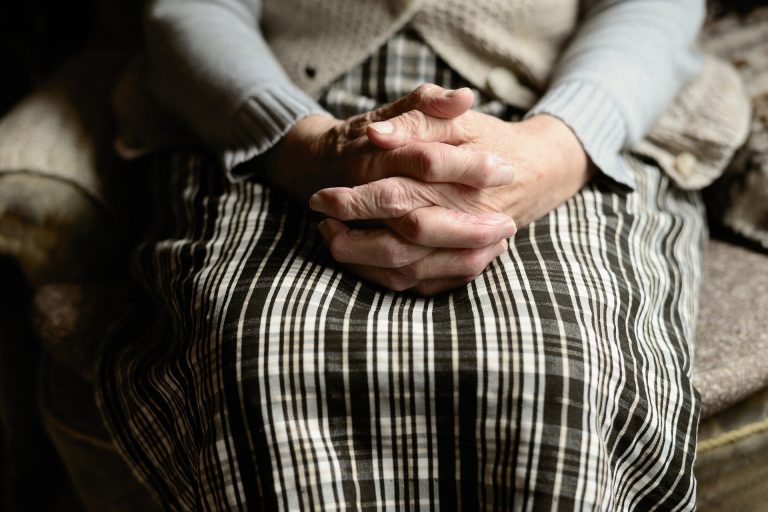 Uccide sua nonna e la chiude in congelatore