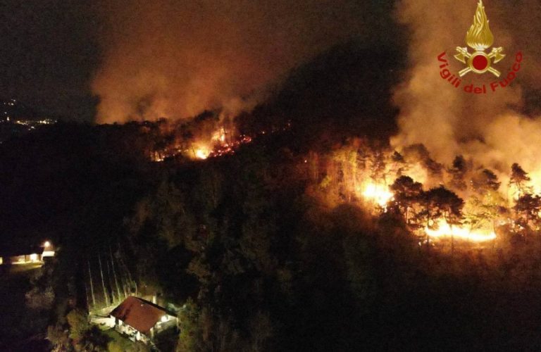 Incendio ad Angera: case e famiglie evacuate, nessun ferito