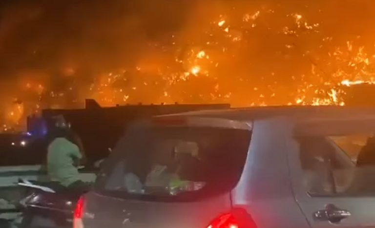 Il gigantesco incendio a New Delhi