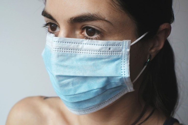 La Gimbe insiste: si alle mascherine anti covid al chiuso