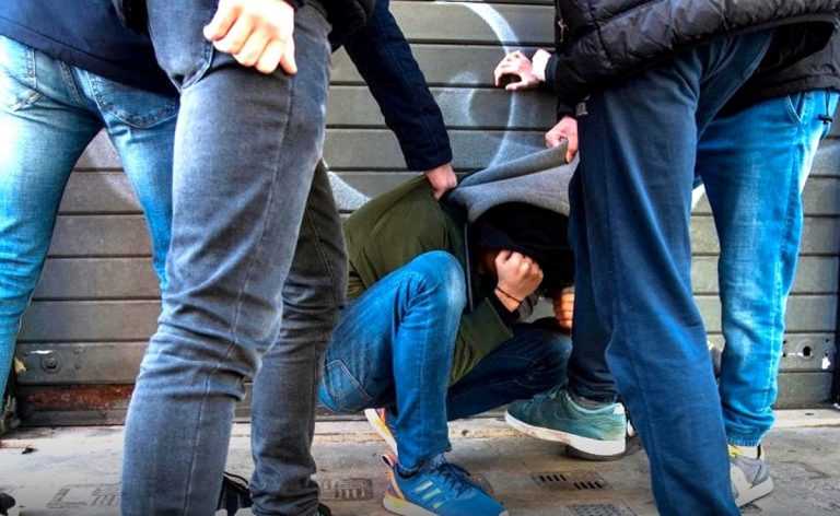 Un minore "assolda" una squadra anti bulli ma viene bullizzato da loro