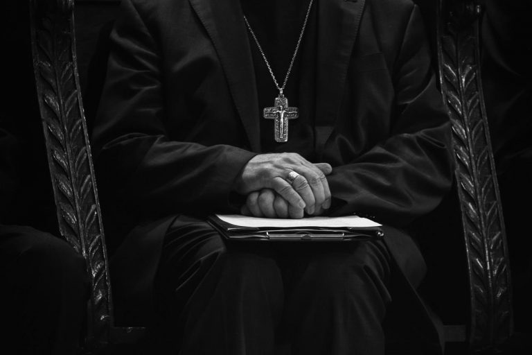 Falso vescovo truffava i disoccupati