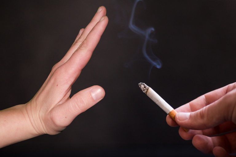 Smettere di fumare all’arrivo dell’estate: consigli e rimedi
