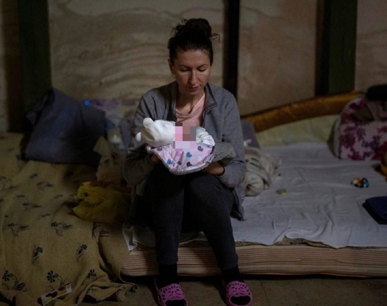 Brutta sorpresa con il latte per una donna ucraina di Kherson