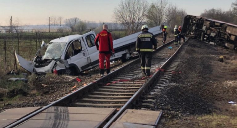 Unghieria camion contro treno