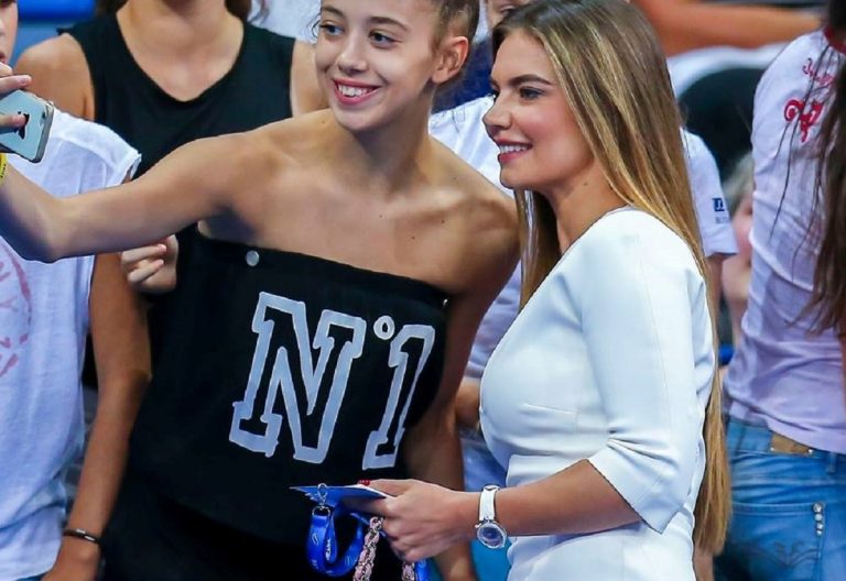 A dx, Alina Kabaeva qualche anno fa