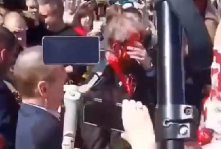 Il momento del lancio all'ambasciatore di Mosca