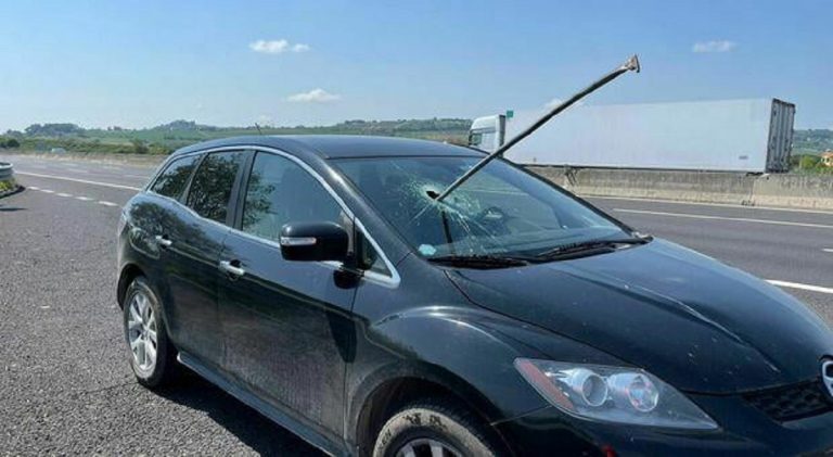 Barra in ferro sfonda il parabrezza, tragedia sfiorata lungo l’autostrada