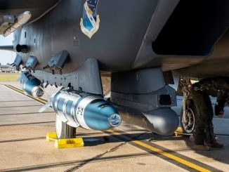La bomba Quicksink sotto le ali di un velivolo Usa