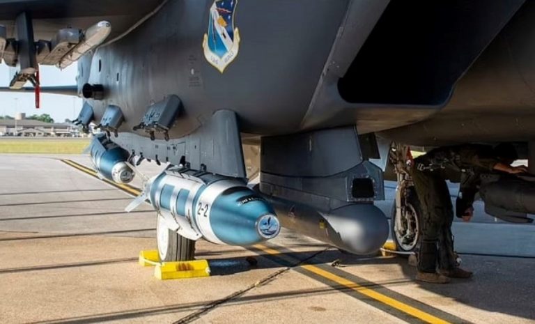 La bomba Quicksink sotto le ali di un velivolo Usa