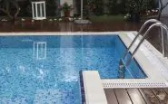 Brescia bimba cade piscina