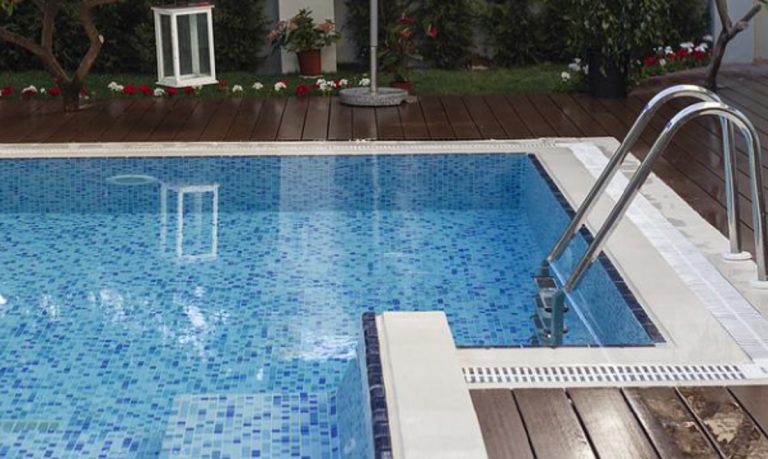 Brescia bimba cade piscina