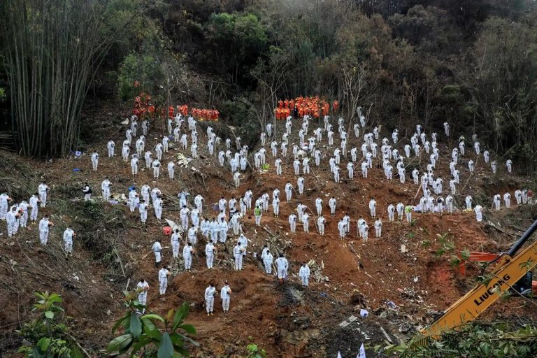 L'omaggio reso alle vittime un mese dopo la tragedia