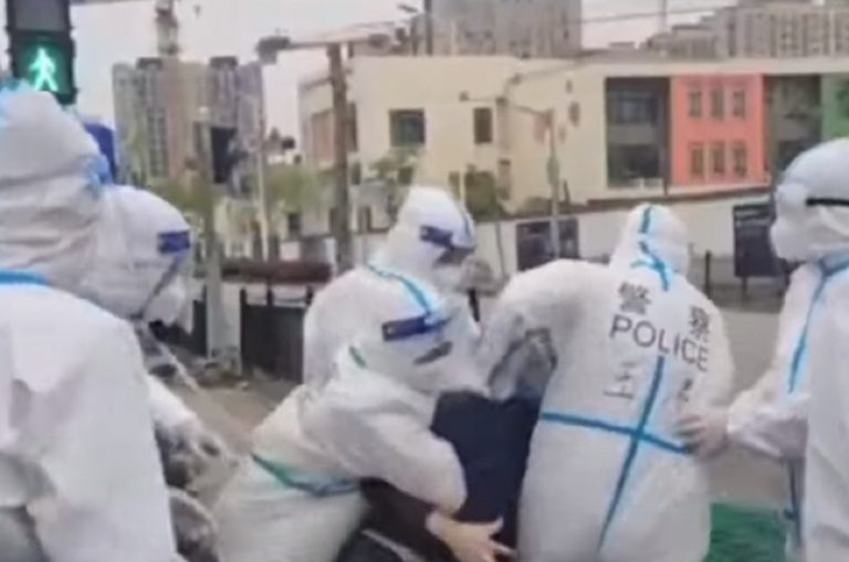 La polizia "preleva" un positivo al Covid a Pechino