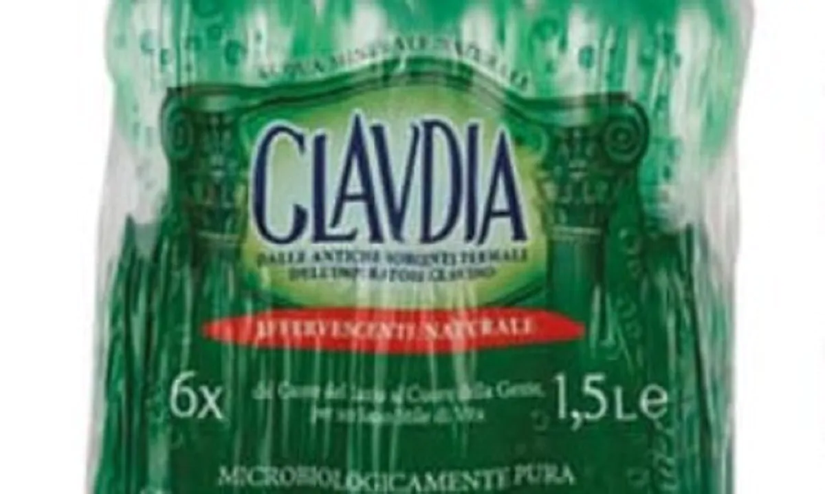 Una confezione di Acqua Claudia effervescente