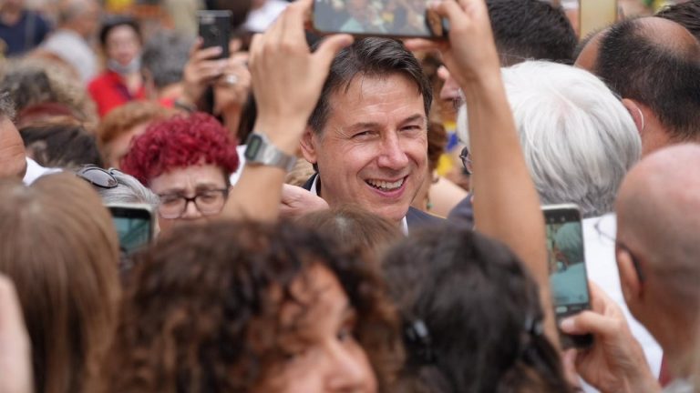 Giuseppe Conte a Roma con i sostenitori
