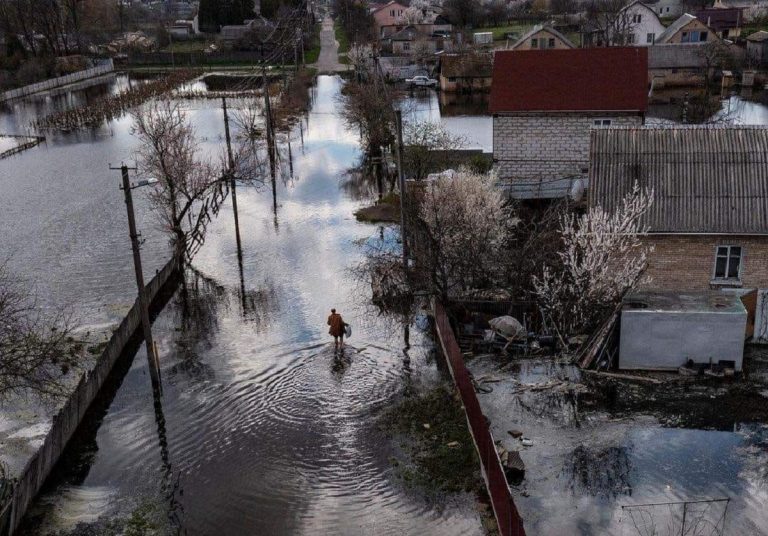 Una via di Demydiv completamente allagata