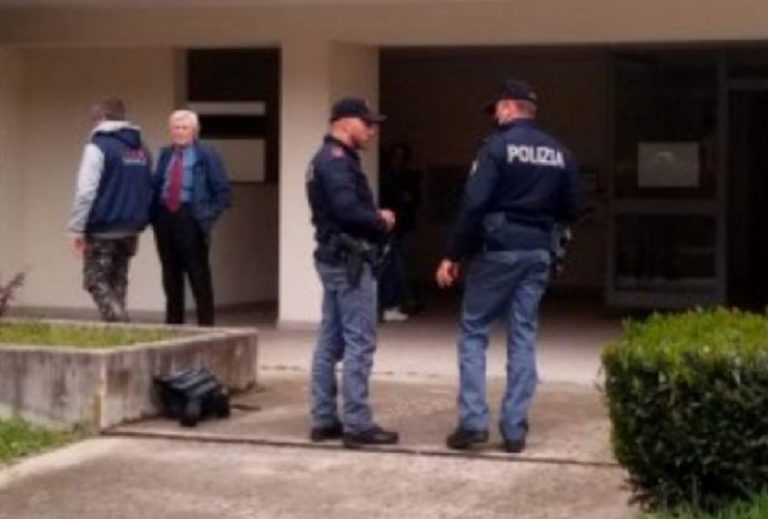 La polizia e l'ex compagno davanti all'abitazione della Toffoli