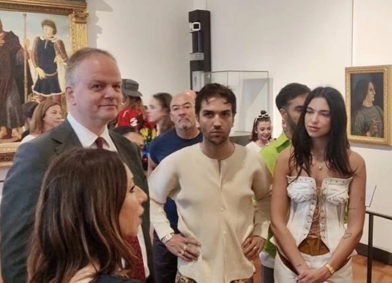 Dua Lipa Uffizi