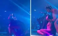 Dua Lipa cade palco