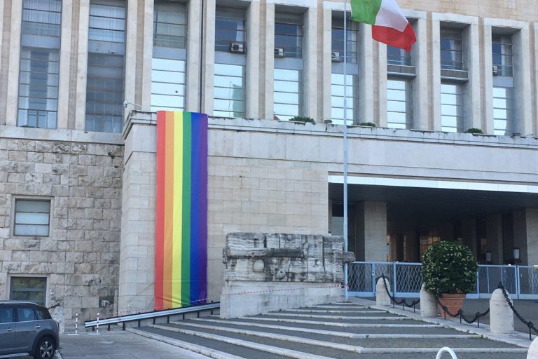 Farnesina striscione arcobaleno