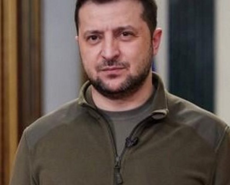 Volodymyr Zelensky con l'iconica felpa