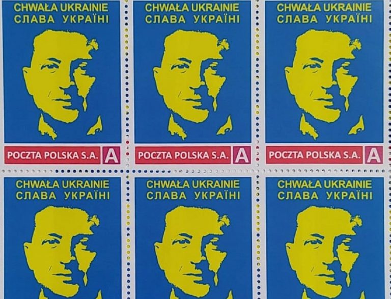 Esemplari del francobollo con Zelensky efficiato