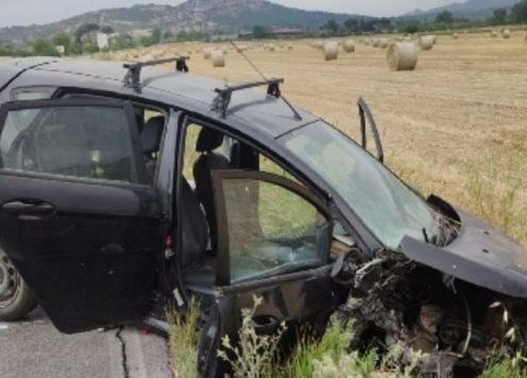 I resti di una delle vetture dopo il tremendo sinistro