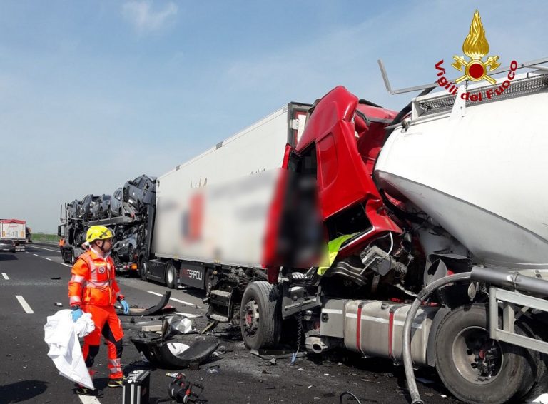 A4, schianto tra Tir nel tratto maledetto: morto tra le lamiere un camionista trevigiano