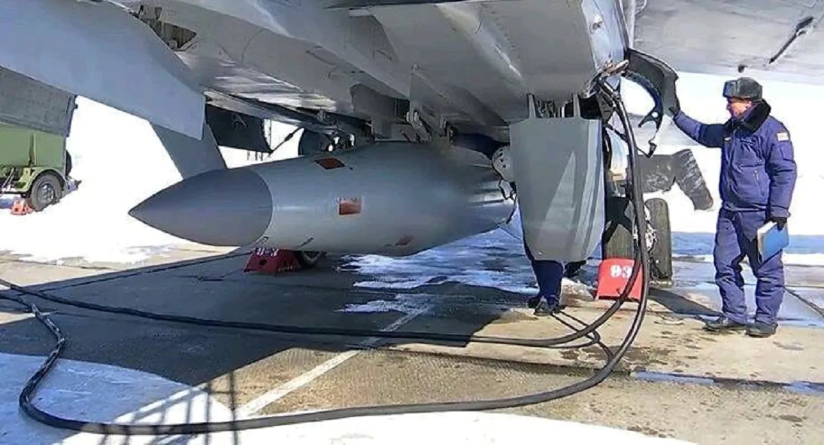 Un missile Kinzhal sotto la carlinga di un velivolo russo