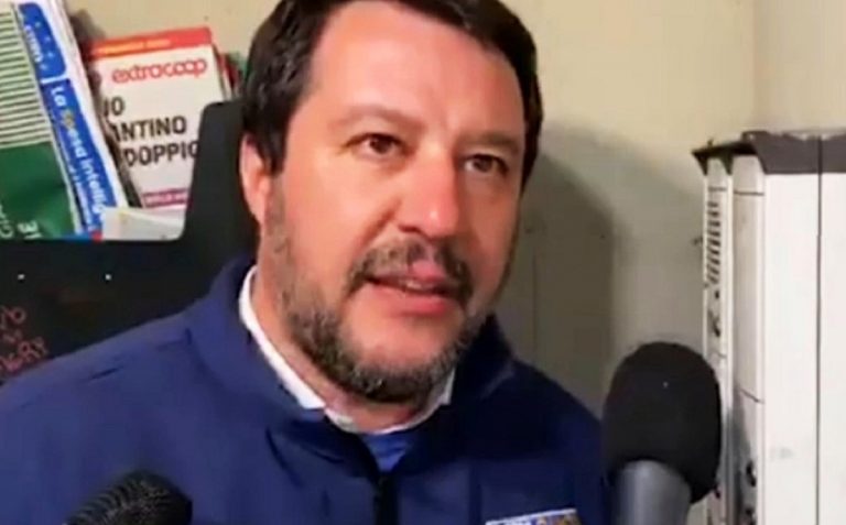Matteo Salvini al citofono