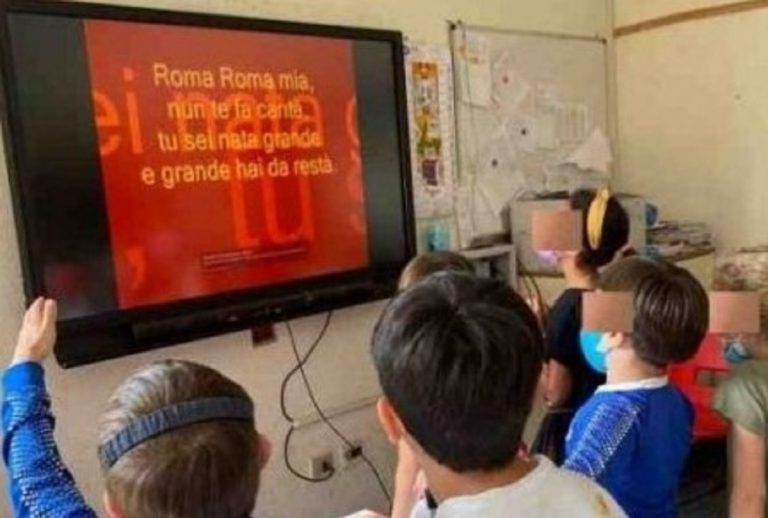 I piccoli alunni che cantano l'inno romanista
