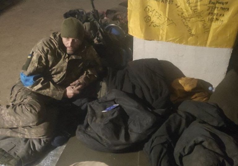 Un combattente a Mariupol