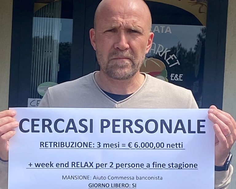Edoardo Minnucci con il cartello di offerta
