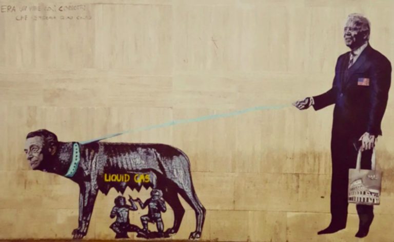 Murales che raffigura Draghi e Biden