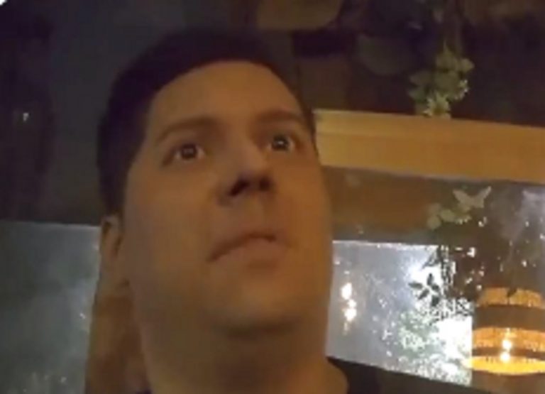 Un frame del video