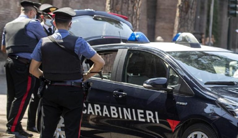 Tragedia a Nole: ex poliziotto spara alla madre, poi si suicida