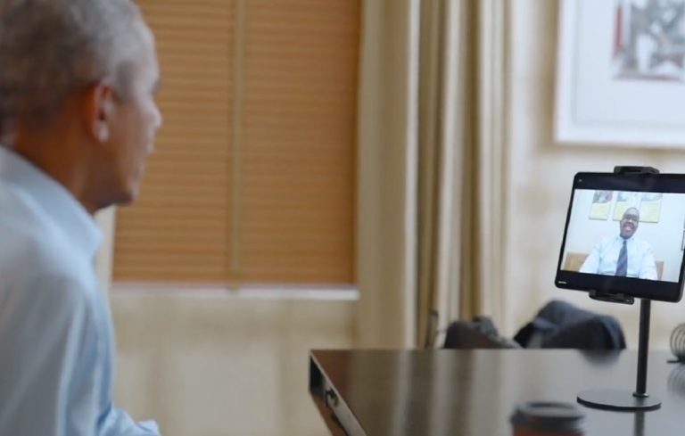 Obama che parla con l'ex bambino che volle toccargli i capelli