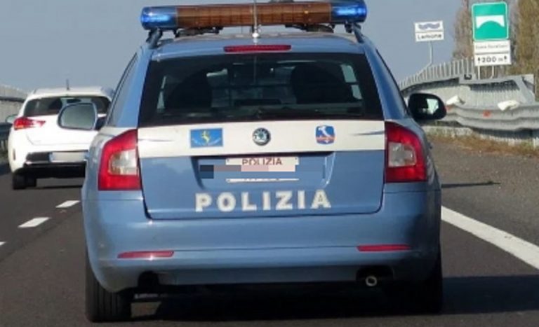 La polizia ha fermato un'auto guidata da un 14enne