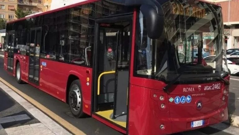 Roma, autista eroe dell'Atac sventa una violenza sessuale ai danni di una ragazza