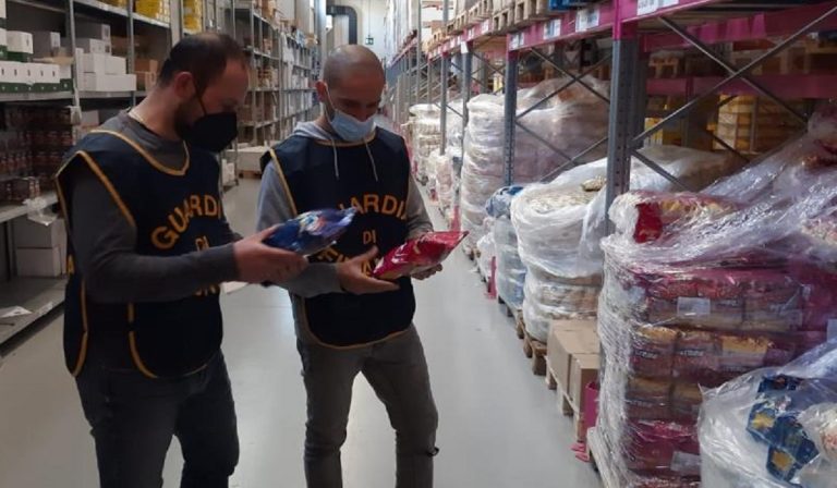 Sequestrati ovetti e patatine a Sondrio: giochi pericolosi al loro interno