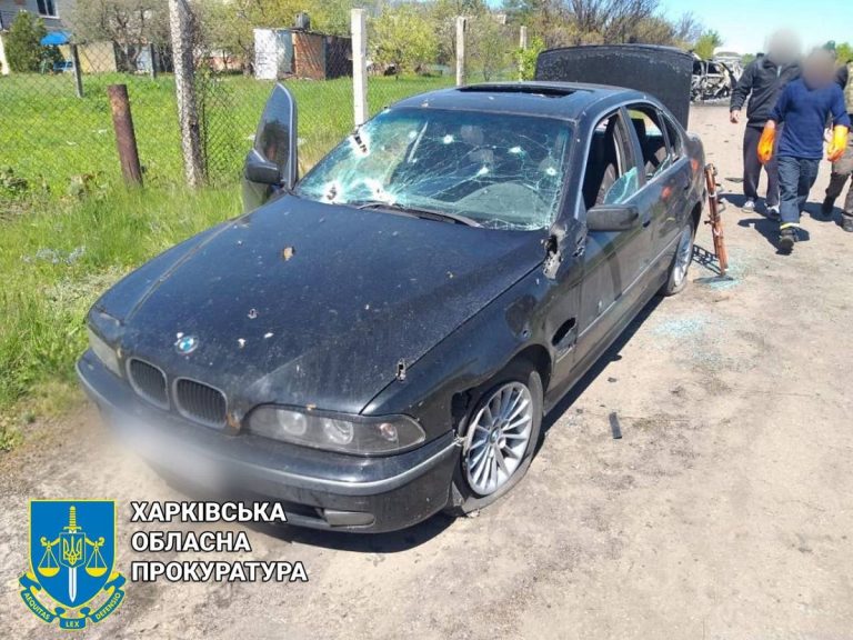 Una delle auto civili crivellate dai colpi