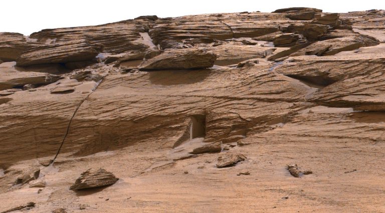 Una porta su Marte? Che cosa ha fotografato il rover Curiosity