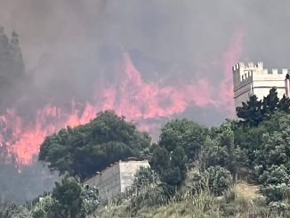 La montagna di Erice aggredita dalle fiamme